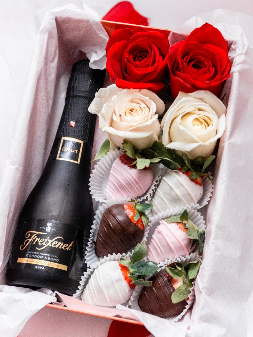 Regalos Para Hombres en El Salvador - VALENTINE BOX❤❤❤ Dulce combinacion de  vino y chocolates para regalar en San Valentin!!!! Enamoralo💕 con esta  caja con chocolates y vino. Ordenalo por whatsapp 📲(503)7014-3259